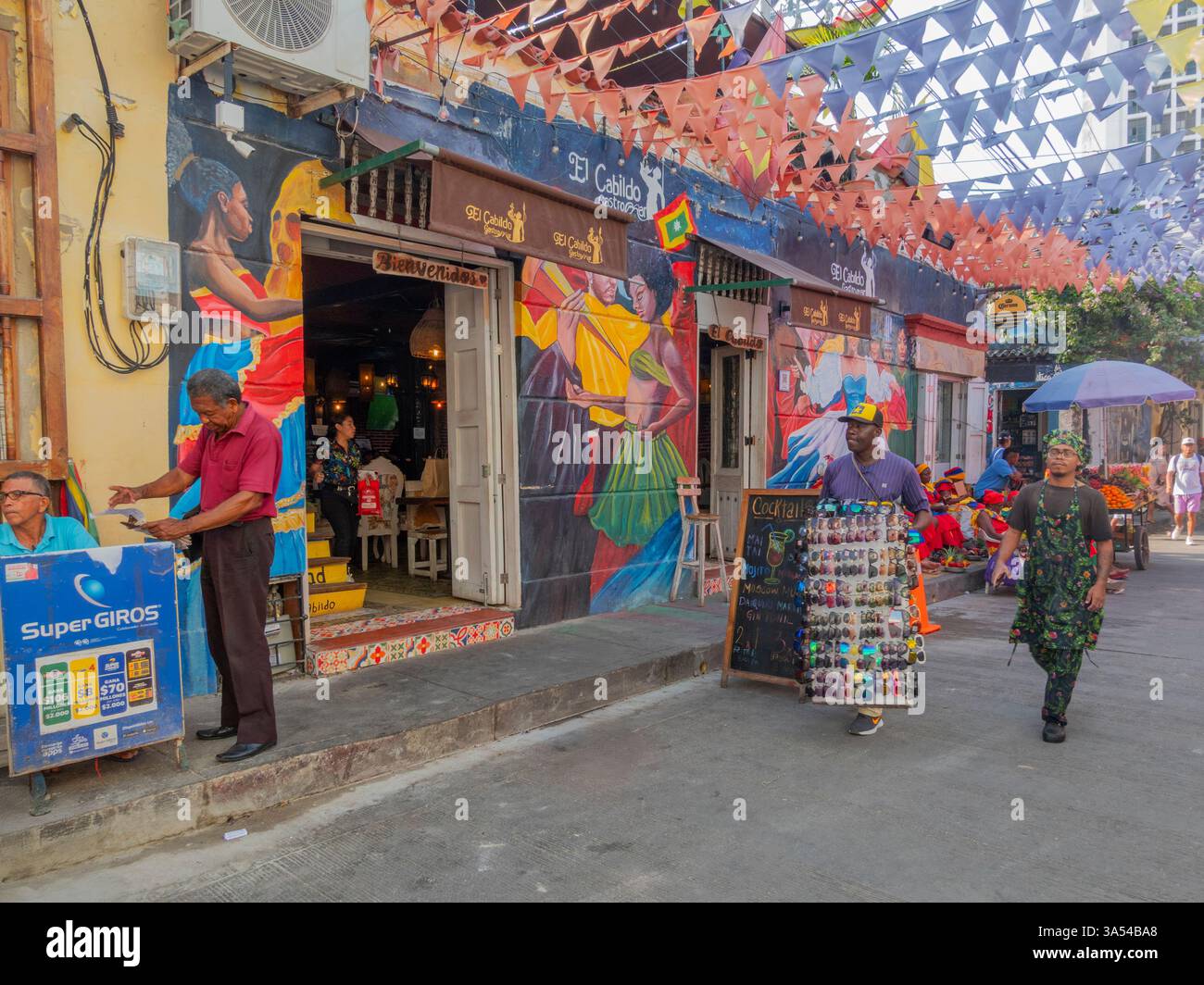 Scena di strada nel quartiere Getsemani, Cartagena, Colombia Foto Stock