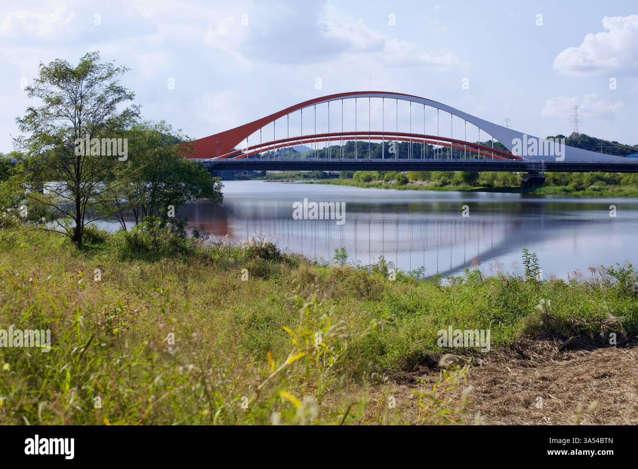 Città di Gwangju, Corea del Sud - 24 settembre 2020: Ponte Jiya, un elegante ponte ad arco completato nel 2010, attraversa il fiume Yeongsan. Il suo design moderno e. Foto Stock
