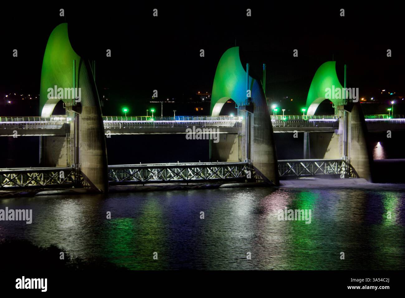 Città di Gwangju, Corea del Sud - 24 settembre 2020: La diga Seungchon sul fiume Yeongsan è illuminata da un'illuminazione verde che emette vivaci riflessi Foto Stock