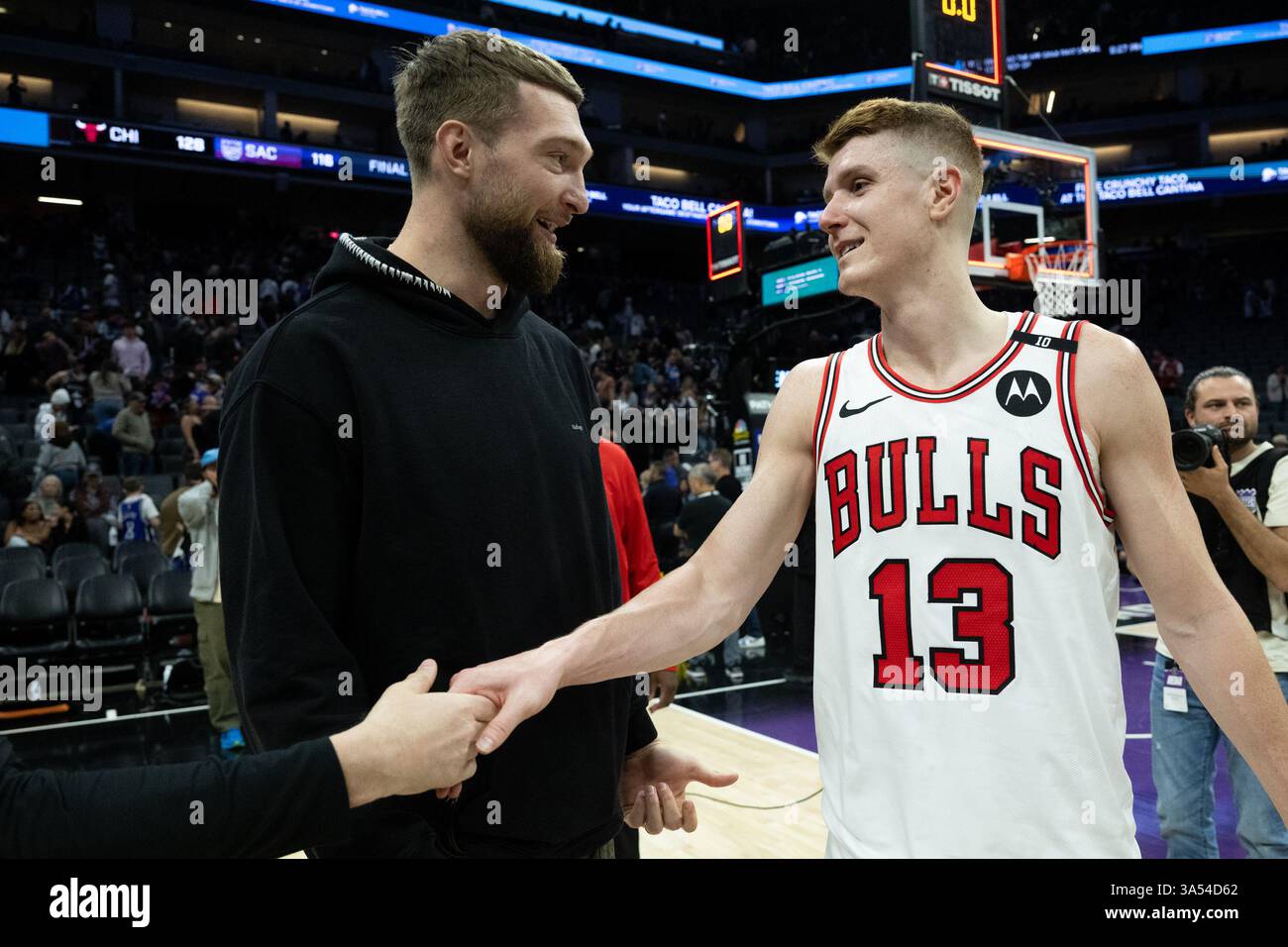 Sacramento, California, Stati Uniti. 20 marzo 2025. Il centro dei Sacramento Kings Domantas Sabonis (11) parla con la guardia dei Chicago Bulls Kevin Huerter (13) dopo la partita NBA al Golden 1 Center di Sacramento, giovedì 20 marzo 2025. (Credit Image: © Paul Kitagaki Jr./ZUMA Press Wire) SOLO PER USO EDITORIALE! Non per USO commerciale! Foto Stock