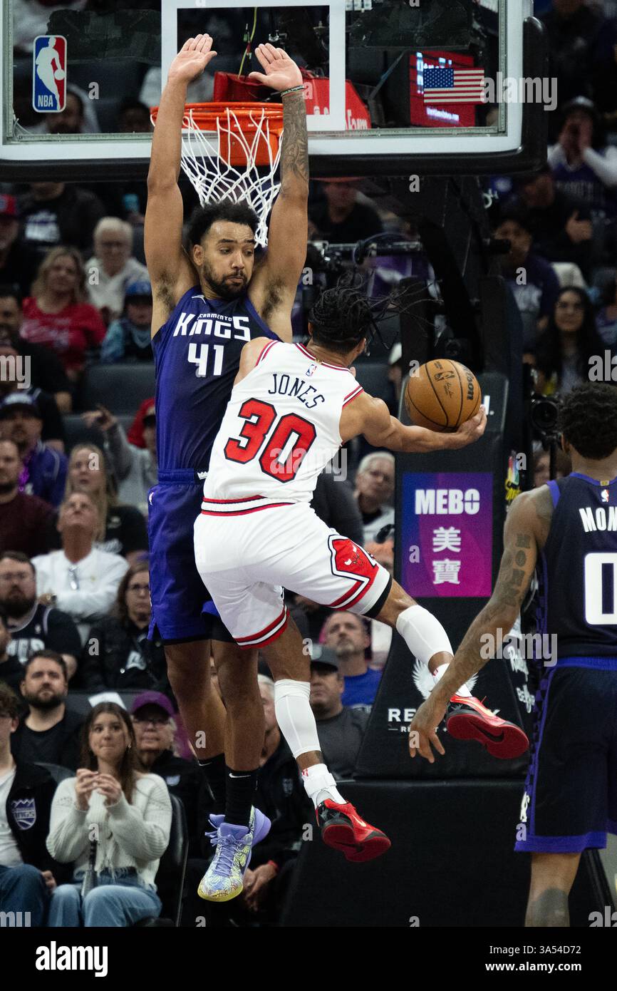 Sacramento, California, Stati Uniti. 20 marzo 2025. Trey Lyles (41), attaccante dei Sacramento Kings, blocca il basket contro i Chicago Bulls, tre Jones (30) durante una partita NBA al Golden 1 Center giovedì 20 marzo 2025 a Sacramento. (Credit Image: © Paul Kitagaki Jr./ZUMA Press Wire) SOLO PER USO EDITORIALE! Non per USO commerciale! Foto Stock