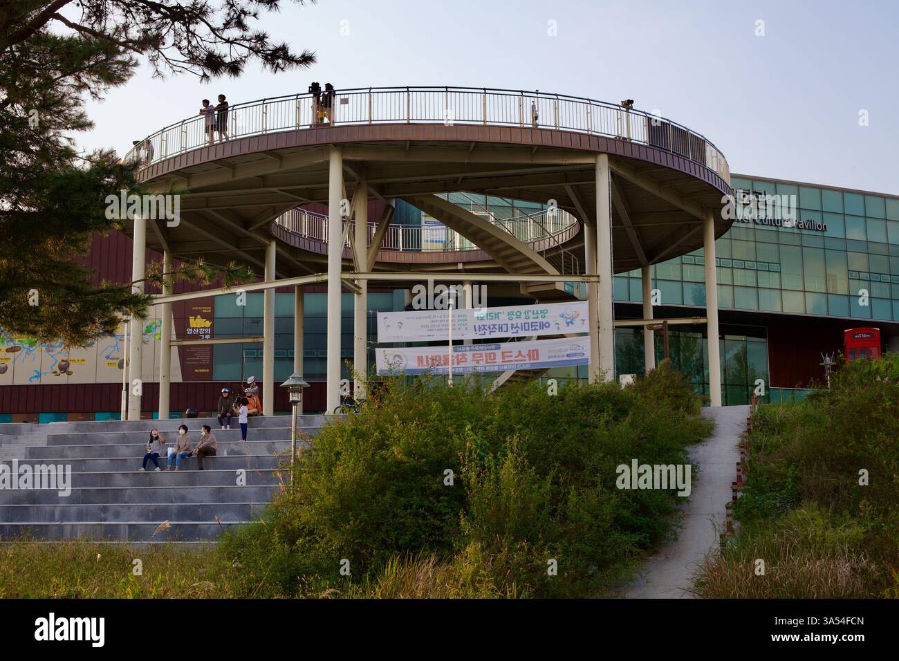 Gwangju, Corea del Sud - 24 settembre 2020: La piattaforma di osservazione circolare presso il Yeongsangang River Culture Pavilion offre vedute panoramiche della rive Foto Stock