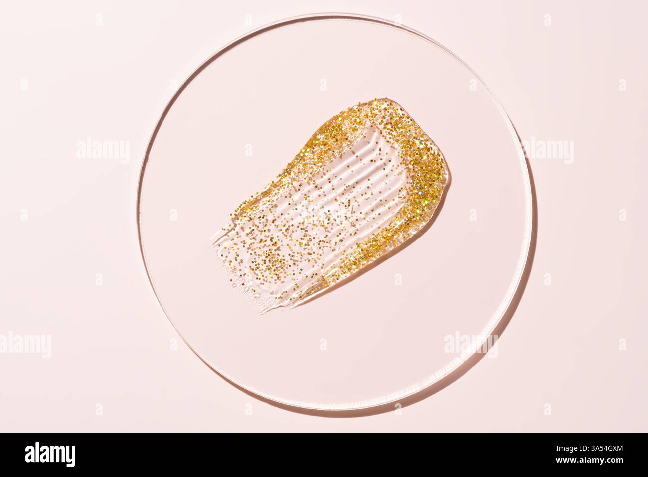 capsula di petri con colorato campione glitter dorato miscelato in laboratorio di ricerca sui fluidi di analisi. Concetto di ricerca Foto Stock