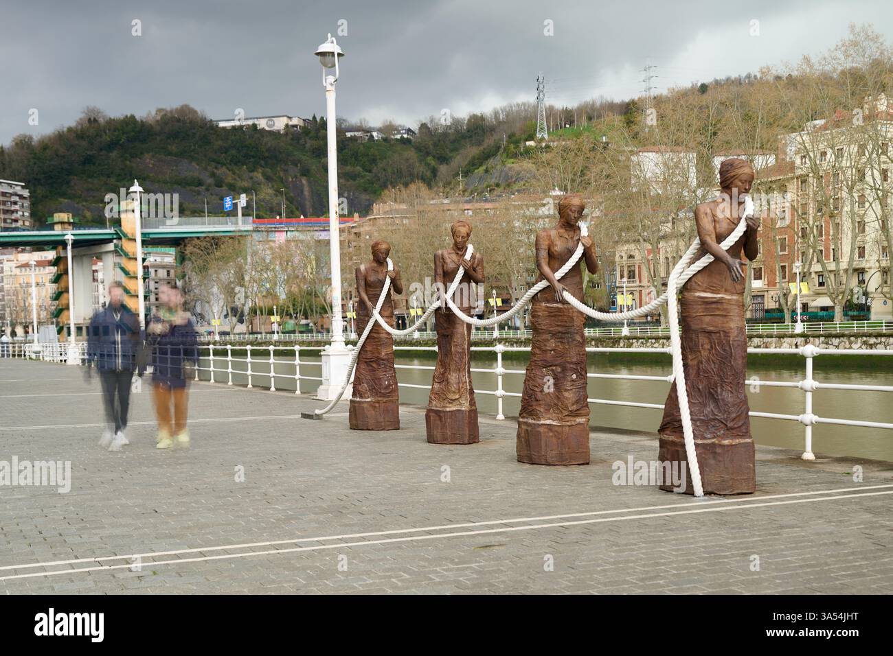 03-14-2025, la vista del gruppo scultoreo "Las sirgueras", accanto all'estuario di Bilbao, è una rappresentazione del lavoro femminile e del percorso incompiuto towa Foto Stock
