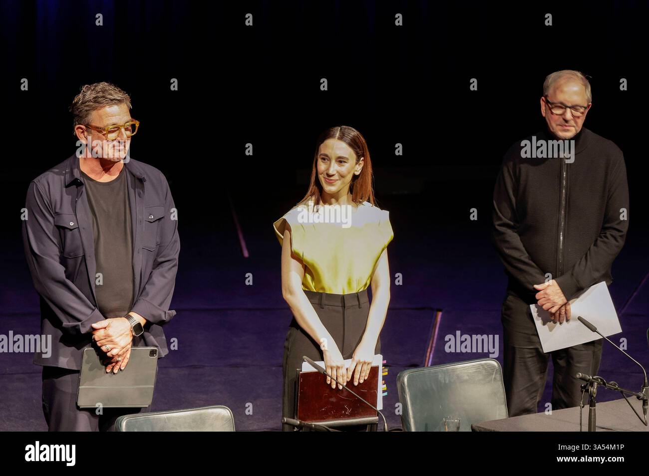 Hans Sigl, Sibel Kekilli und Olli Dittrich bei der Lit. Colonia 2025 Veranstaltung Vielen Dank für die Blumen die große lit. Colonia-Gala in der Philharmonie. Köln, 20.03.2025 *** Hans Sigl, Sibel Kekilli e Olli Dittrich all'evento LIT Cologne 2025 Grazie per i fiori il grande gala illuminato di Colonia alla Philharmonie Cologne, 20 03 2025 foto:XR.xSchmiegeltx/xFuturexImagex gala_5301 Foto Stock