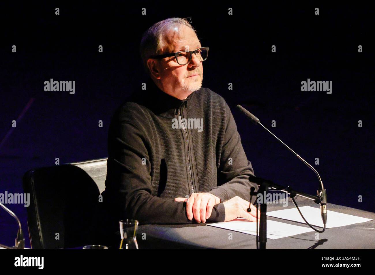 Olli Dittrich bei der Lit. Colonia 2025 Veranstaltung Vielen Dank für die Blumen die große lit. Colonia-Gala in der Philharmonie. Köln, 20.03.2025 *** Olli Dittrich all'evento LIT Cologne 2025 molte grazie per i fiori il grande gala illuminato di Colonia alla Philharmonie Cologne, 20 03 2025 foto:XR.xSchmiegeltx/xFuturexImagex gala_5322 Foto Stock