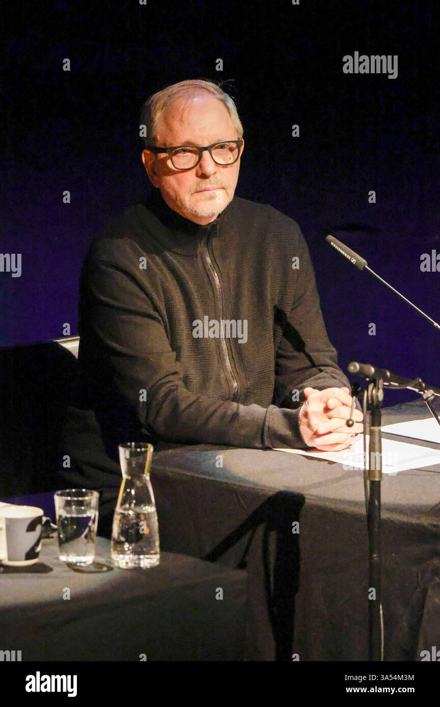 Olli Dittrich bei der Lit. Colonia 2025 Veranstaltung Vielen Dank für die Blumen die große lit. Colonia-Gala in der Philharmonie. Köln, 20.03.2025 *** Olli Dittrich all'evento LIT Cologne 2025 molte grazie per i fiori il grande gala illuminato di Colonia alla Philharmonie Cologne, 20 03 2025 foto:XR.xSchmiegeltx/xFuturexImagex gala_5323 Foto Stock