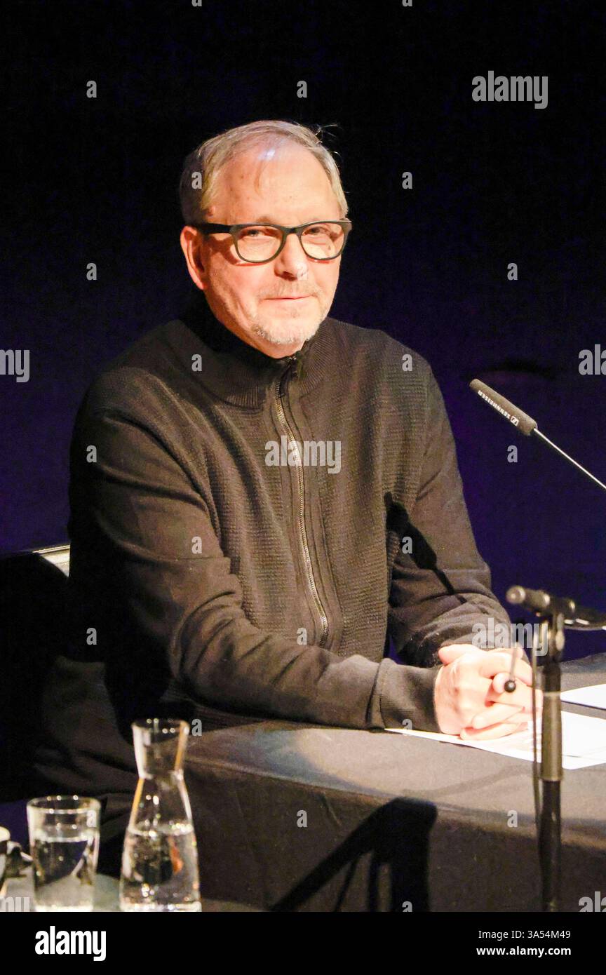 Olli Dittrich bei der Lit. Colonia 2025 Veranstaltung Vielen Dank für die Blumen die große lit. Colonia-Gala in der Philharmonie. Köln, 20.03.2025 *** Olli Dittrich all'evento LIT Cologne 2025 molte grazie per i fiori il grande gala illuminato di Colonia alla Philharmonie Cologne, 20 03 2025 foto:XR.xSchmiegeltx/xFuturexImagex gala_5324 Foto Stock