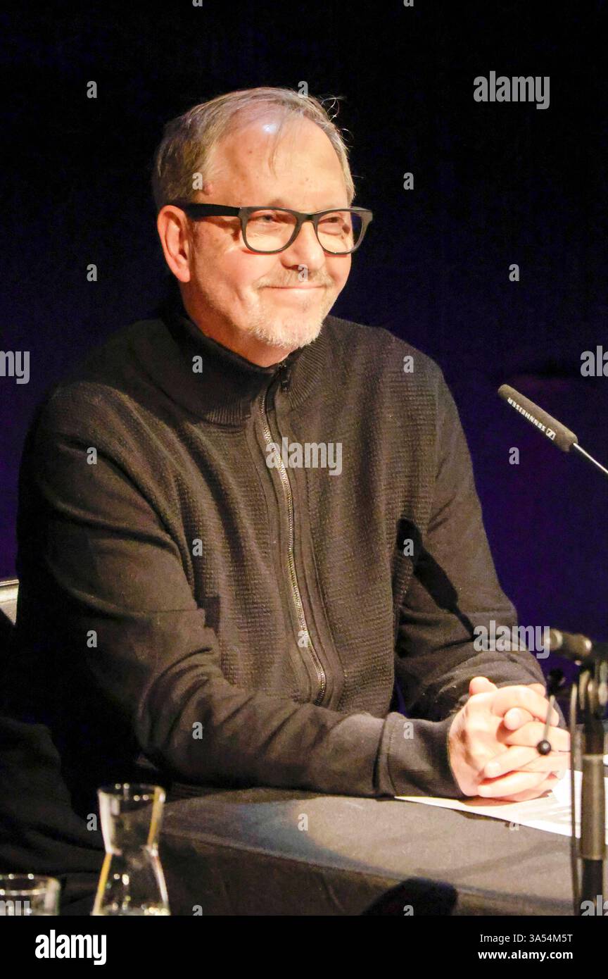 Olli Dittrich bei der Lit. Colonia 2025 Veranstaltung Vielen Dank für die Blumen die große lit. Colonia-Gala in der Philharmonie. Köln, 20.03.2025 *** Olli Dittrich all'evento LIT Cologne 2025 molte grazie per i fiori il grande gala illuminato di Colonia alla Philharmonie Cologne, 20 03 2025 foto:XR.xSchmiegeltx/xFuturexImagex gala_5327 Foto Stock