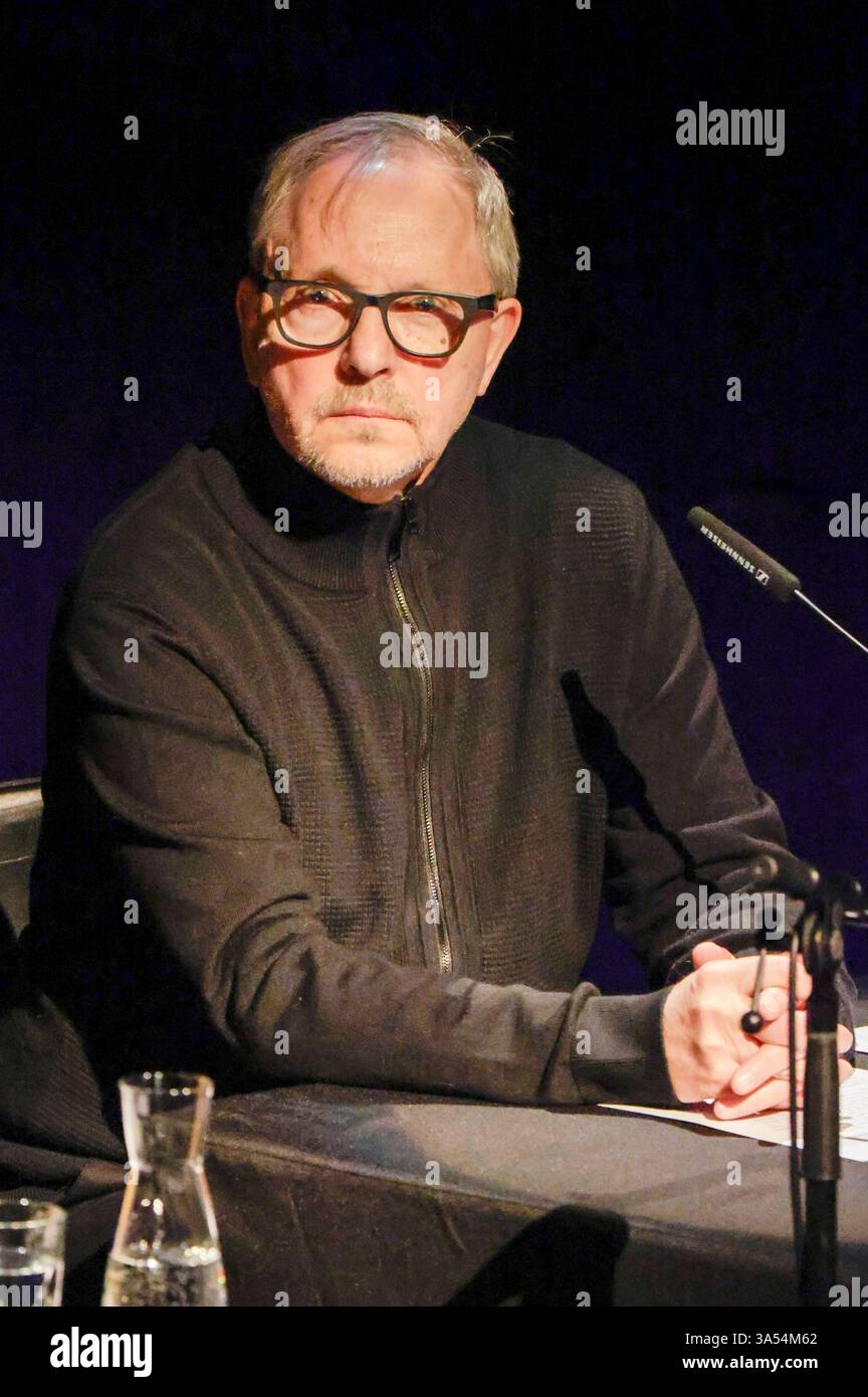 Olli Dittrich bei der Lit. Colonia 2025 Veranstaltung Vielen Dank für die Blumen die große lit. Colonia-Gala in der Philharmonie. Köln, 20.03.2025 *** Olli Dittrich all'evento LIT Cologne 2025 molte grazie per i fiori il grande gala illuminato di Colonia alla Philharmonie Cologne, 20 03 2025 foto:XR.xSchmiegeltx/xFuturexImagex gala_5326 Foto Stock