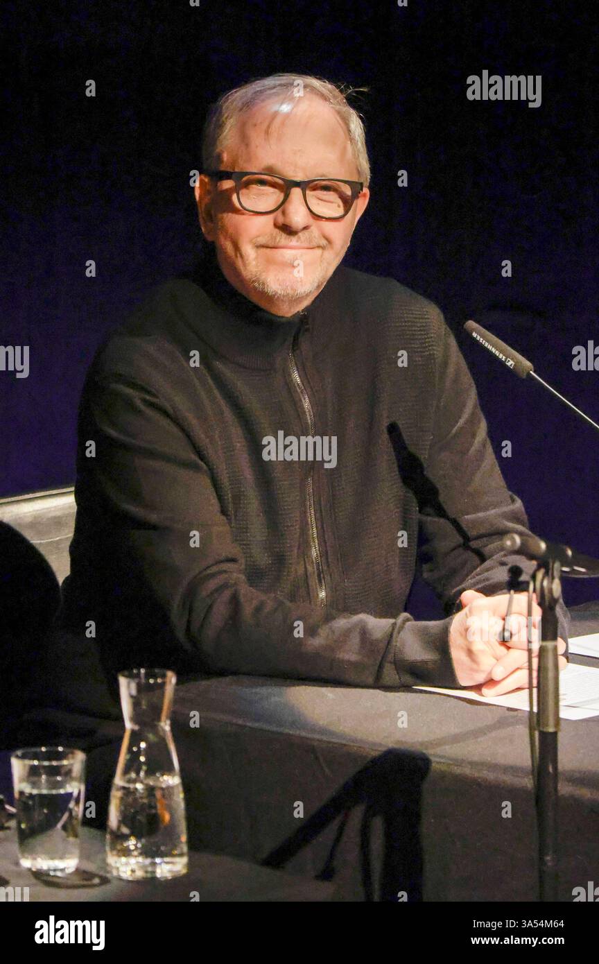 Olli Dittrich bei der Lit. Colonia 2025 Veranstaltung Vielen Dank für die Blumen die große lit. Colonia-Gala in der Philharmonie. Köln, 20.03.2025 *** Olli Dittrich all'evento LIT Cologne 2025 molte grazie per i fiori il grande gala illuminato di Colonia alla Philharmonie Cologne, 20 03 2025 foto:XR.xSchmiegeltx/xFuturexImagex gala_5325 Foto Stock