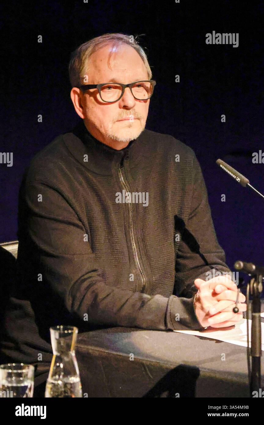 Olli Dittrich bei der Lit. Colonia 2025 Veranstaltung Vielen Dank für die Blumen die große lit. Colonia-Gala in der Philharmonie. Köln, 20.03.2025 *** Olli Dittrich all'evento LIT Cologne 2025 molte grazie per i fiori il grande gala illuminato di Colonia alla Philharmonie Cologne, 20 03 2025 foto:XR.xSchmiegeltx/xFuturexImagex gala_5328 Foto Stock