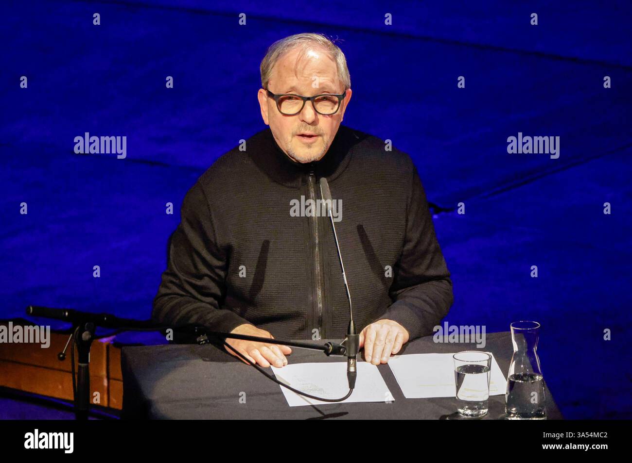Olli Dittrich bei der Lit. Colonia 2025 Veranstaltung Vielen Dank für die Blumen die große lit. Colonia-Gala in der Philharmonie. Köln, 20.03.2025 *** Olli Dittrich all'evento LIT Cologne 2025 molte grazie per i fiori il grande gala illuminato di Colonia alla Philharmonie Cologne, 20 03 2025 foto:XR.xSchmiegeltx/xFuturexImagex gala_5347 Foto Stock