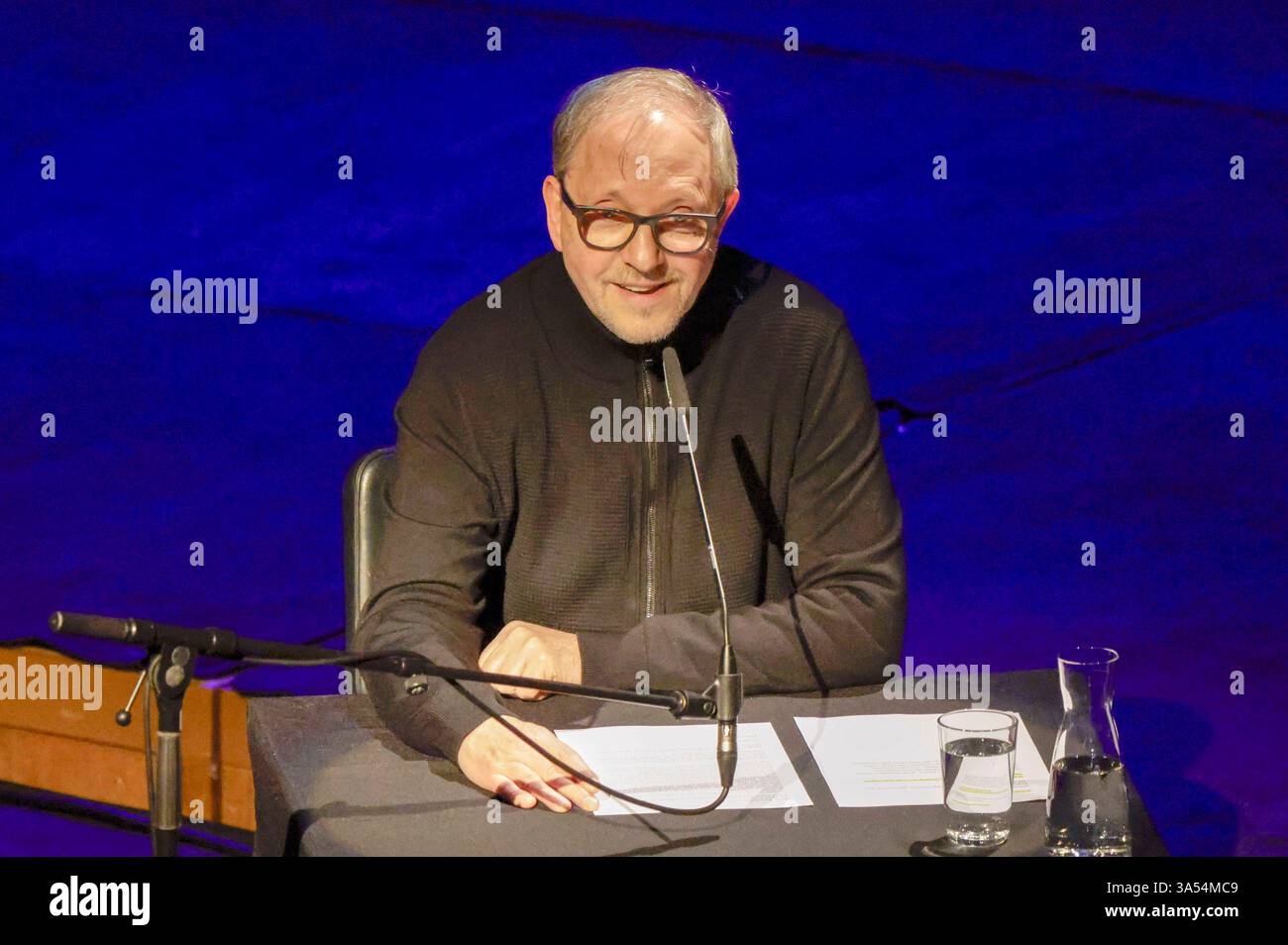 Olli Dittrich bei der Lit. Colonia 2025 Veranstaltung Vielen Dank für die Blumen die große lit. Colonia-Gala in der Philharmonie. Köln, 20.03.2025 *** Olli Dittrich all'evento LIT Cologne 2025 molte grazie per i fiori il grande gala illuminato di Colonia alla Philharmonie Cologne, 20 03 2025 foto:XR.xSchmiegeltx/xFuturexImagex gala_5348 Foto Stock
