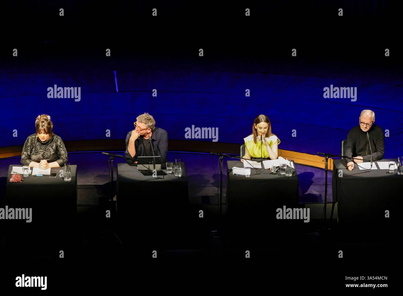 Marie-Christine Knop Hans Sigl, Sibel Kekilli und Olli Dittrich bei der Lit. Colonia 2025 Veranstaltung Vielen Dank für die Blumen die große lit. Colonia-Gala in der Philharmonie. Köln, 20.03.2025 *** Marie Christine Knop Hans Sigl, Sibel Kekilli e Olli Dittrich all'evento LIT Cologne 2025 Grazie per i fiori il grande gala di Colonia Lit alla Philharmonie Cologne, 20 03 2025 foto:XR.xSchmiegeltx/xFuturexImagex gala_5345 Foto Stock