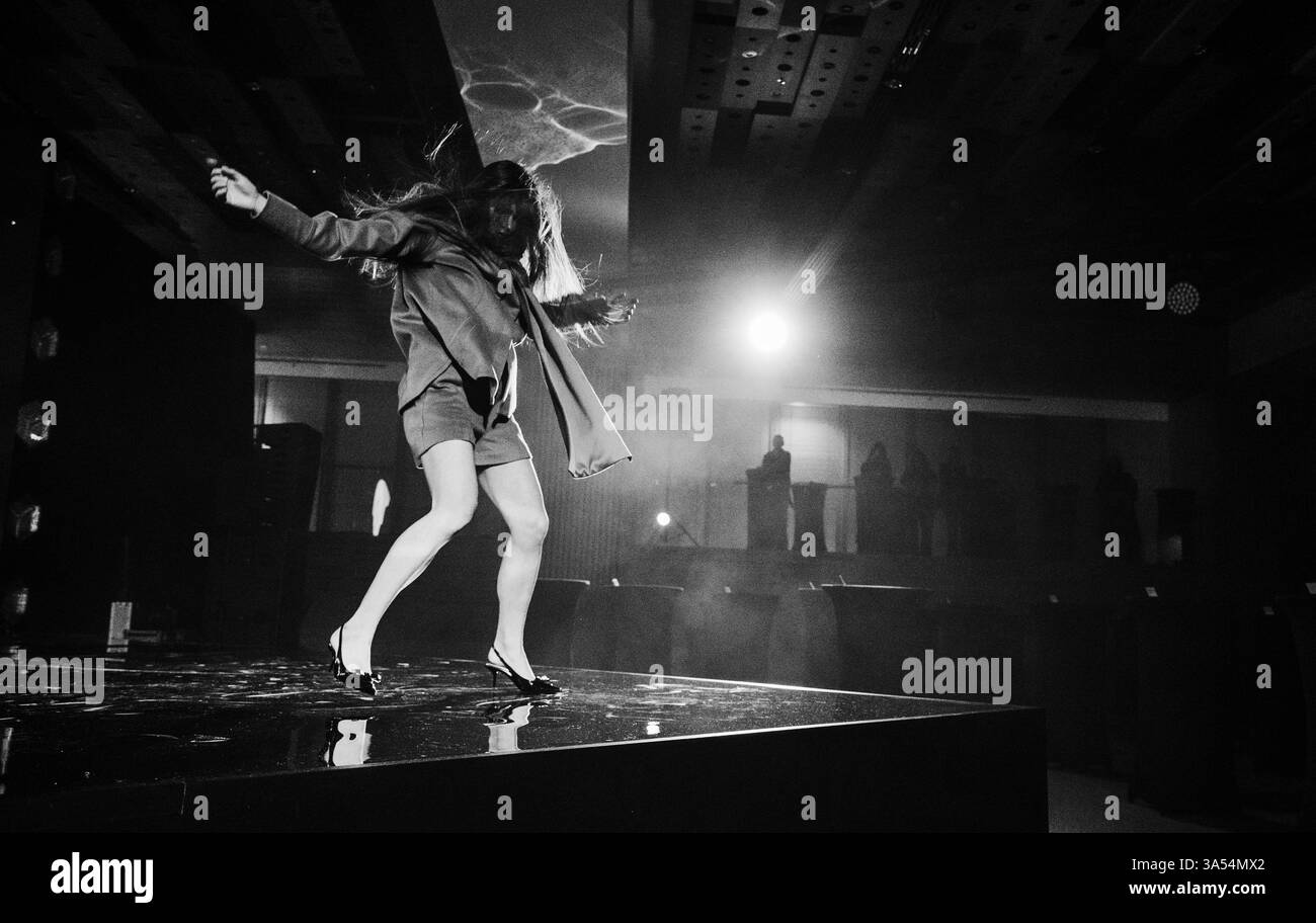 Kiev, Ucraina - 17 febbraio 2025. La sfilata di moda Gasanova affascina con i modelli dinamici che si sfidano con fiducia sulla passerella, mettendo in risalto gli stili audaci e la cultura Ucraina. Foto Stock