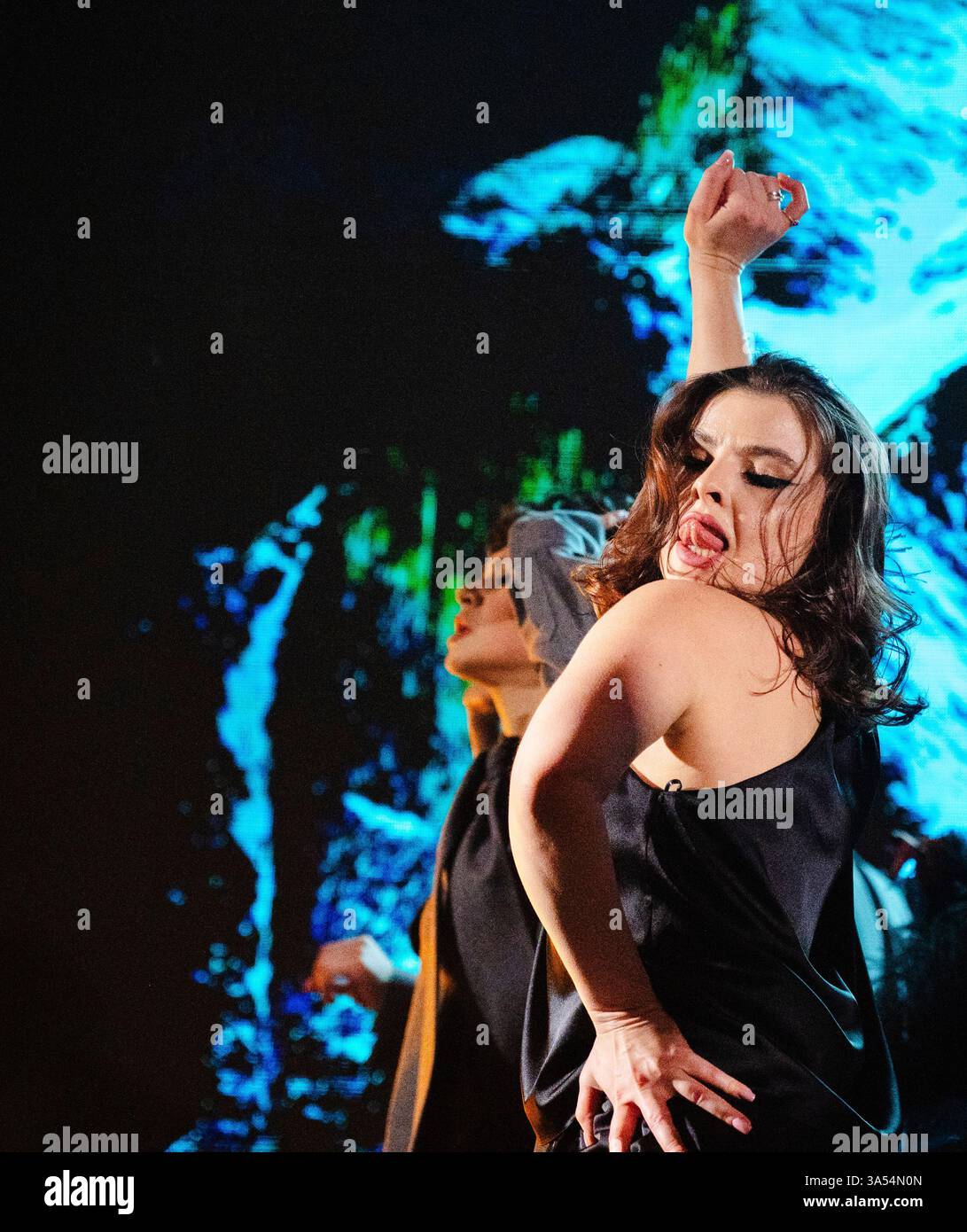 Kiev, Ucraina - 17 febbraio 2025. Durante la sfilata di moda Gasanova, le modelle presentano abiti vivaci e coinvolgono il pubblico, incarnando l'essenza della cultura Ucraina contemporanea. Foto Stock