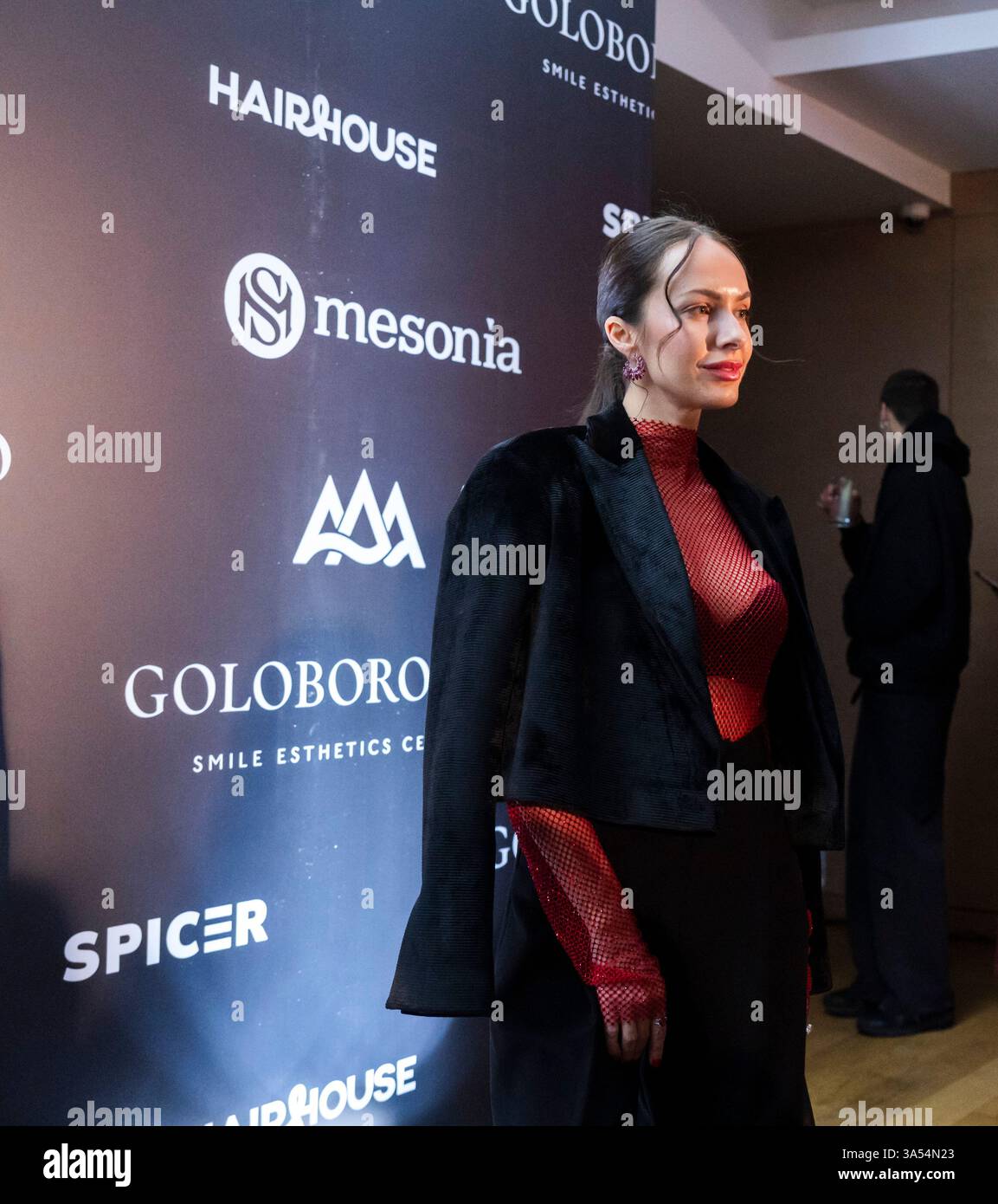 Kiev, Ucraina - 17 febbraio 2025. Gli ospiti partecipano alla sfilata di moda Gasanova, che presenta design unici. I modelli si pongono con fiducia, incarnando la cultura e lo stile ucraino alla settimana della moda Ucraina. Foto Stock