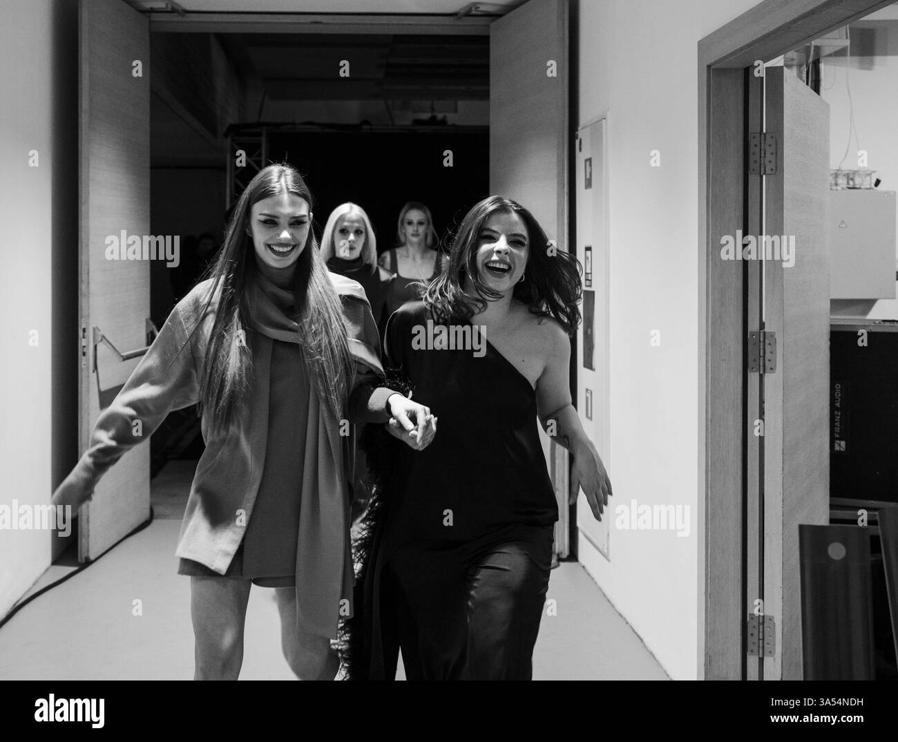 Kiev, Ucraina - 17 febbraio 2025. Le modelle condividono momenti gioiosi dietro le quinte della sfilata di moda Gasanova, abbracciando lo spirito vibrante della cultura e della moda Ucraina. Foto Stock