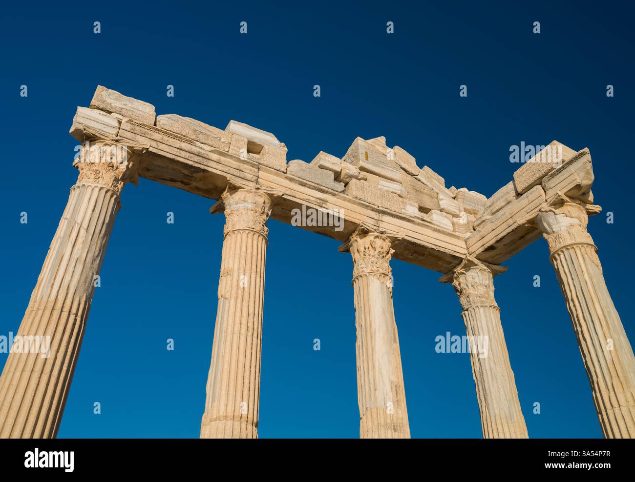 Splendida vista delle rovine del Tempio di Apollo a Side. Patrimonio archeologico della Turchia. Costa mediterranea, quartiere di Manavgat, città di Antalya Foto Stock