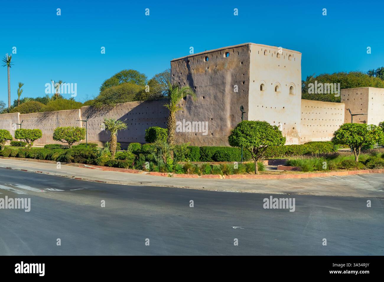 Punto di riferimento della città di Marrakech in Marocco. Mura della città che circondano Marrakech Foto Stock