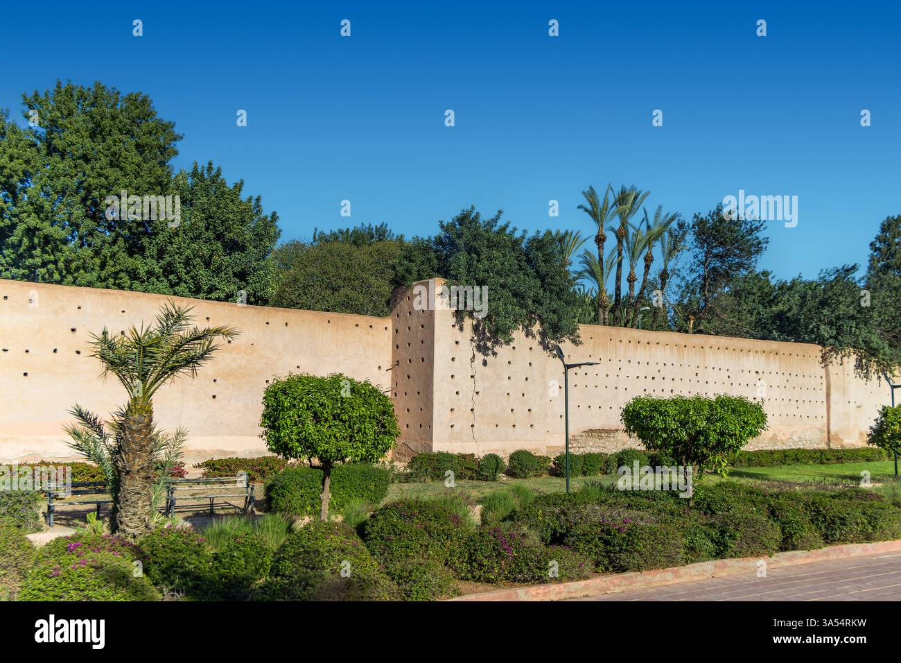 Punto di riferimento della città di Marrakech in Marocco. Mura della città che circondano Marrakech Foto Stock