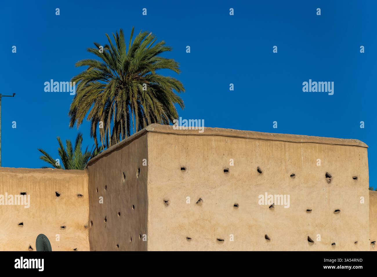 Punto di riferimento della città di Marrakech in Marocco. Mura della città che circondano Marrakech Foto Stock