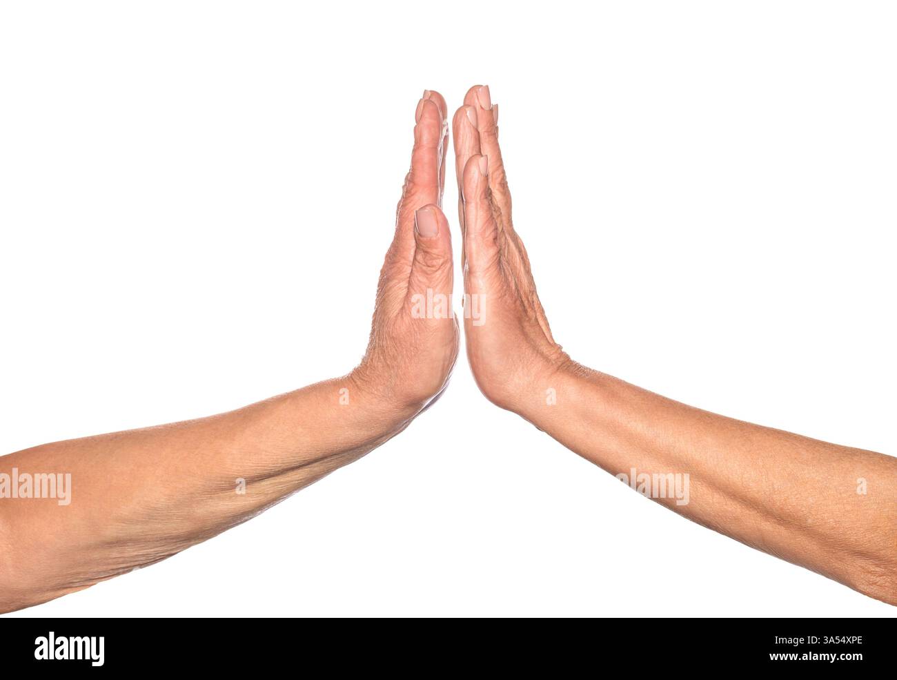 Due gesti delle mani più vecchie. Dando cinque in alto. Due mani più anziane, uomini e uomini. Cinque gesti alti di uomo e donna, cooperazione di successo. Alto cinque Foto Stock