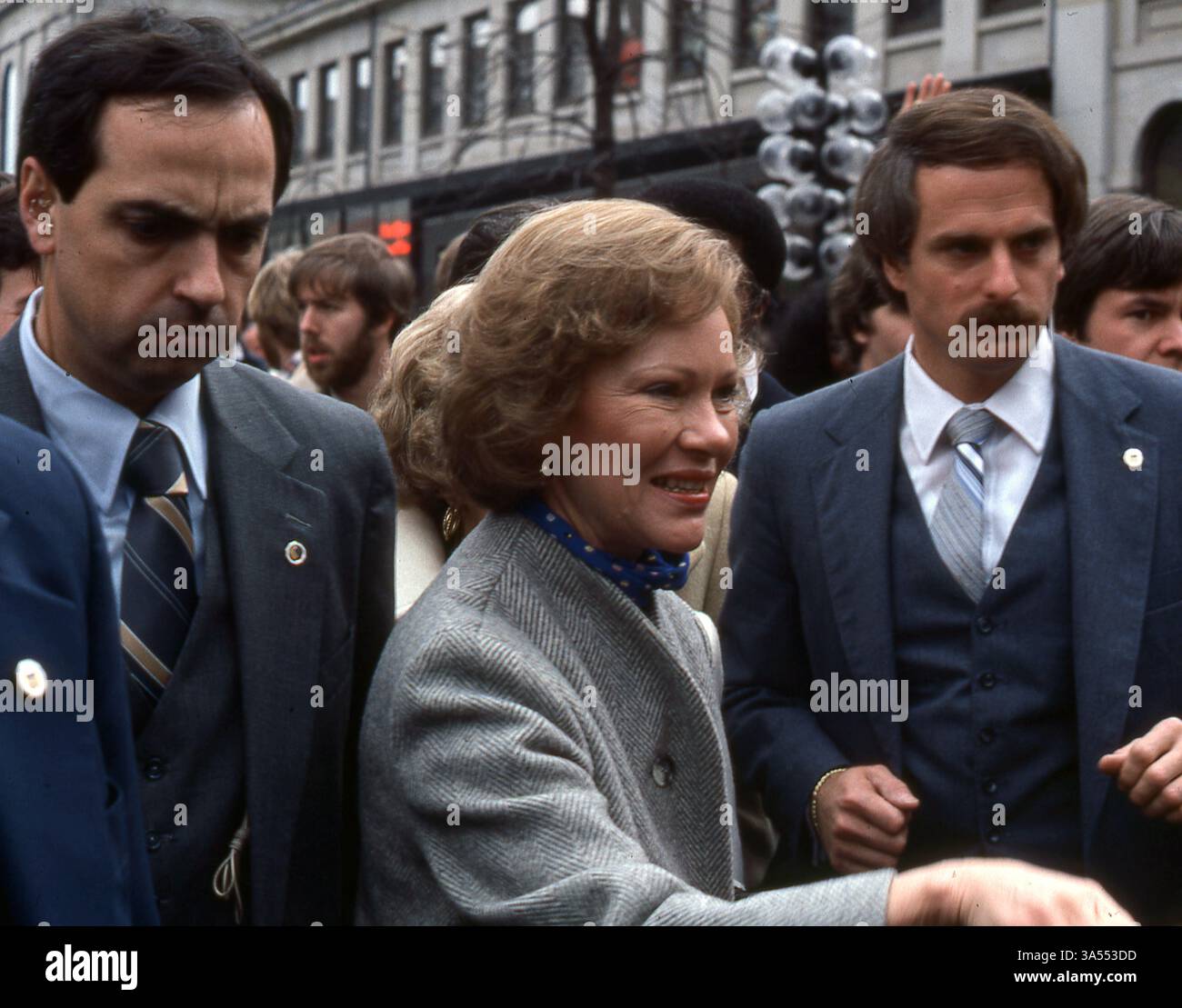 La First Lady americana Rosalynn Carter in pubblico con la sua squadra di sicurezza, stringendo la mano sulla strada nel 1980 Foto Stock