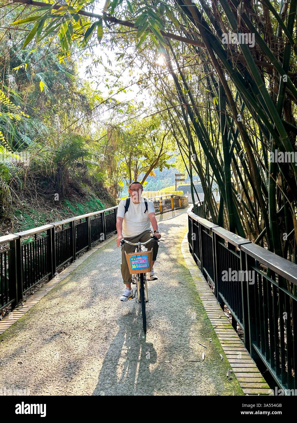 Yuchi, Taiwan, turisti, uomo cinese, visita all'area turistica panoramica, su Bicyle, 'Sun Moon Lake', Taiwan orientale, ciclista - Immagine stock catturata con smartphone
