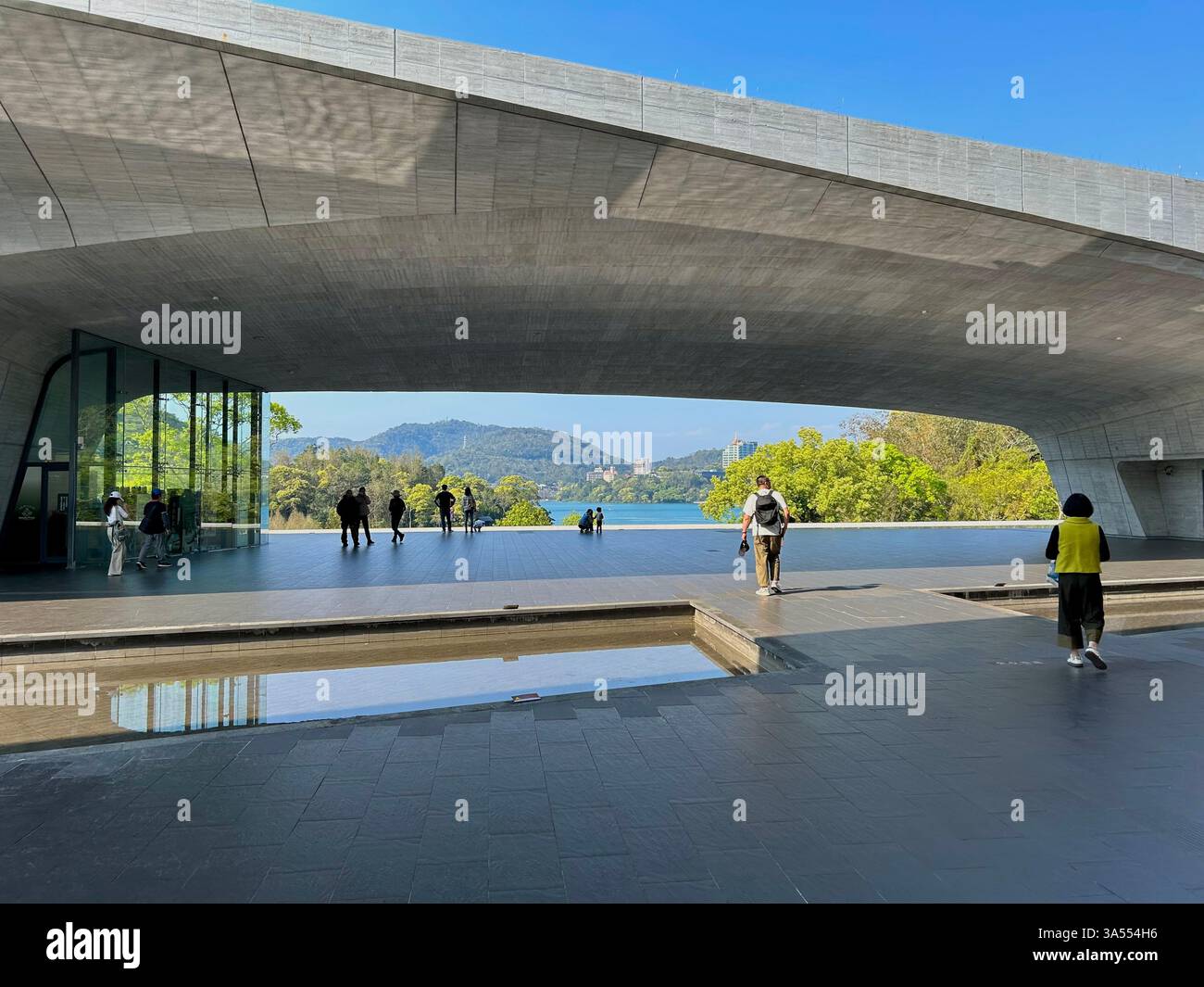 Yuchi, Taiwan, turisti che visitano l'area turistica panoramica, il 'Lago Sun Moon', Taiwan orientale, architettura moderna - Immagine stock catturata con smartphone