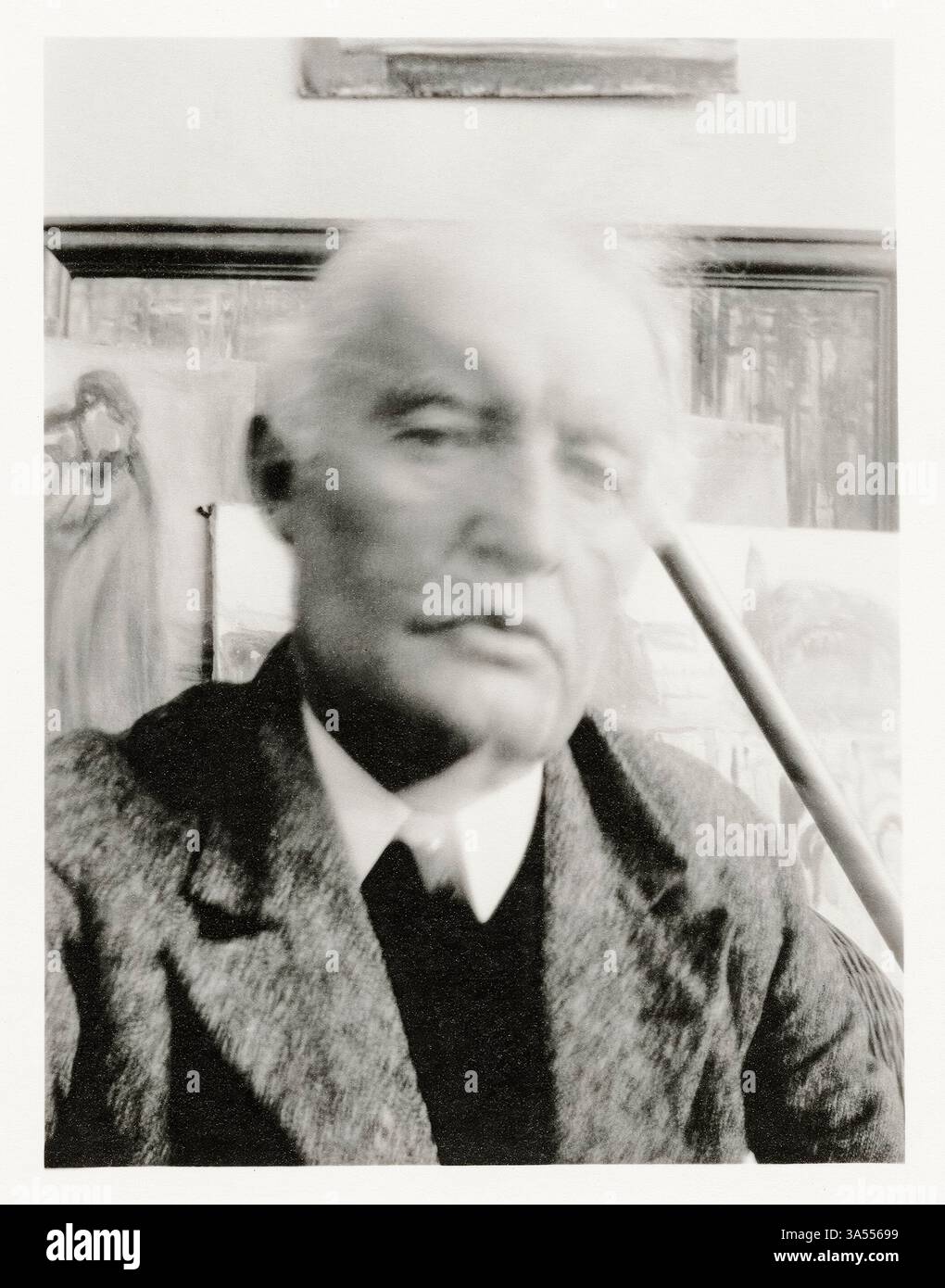 Edvard Munch, Autoritratto di fronte ai suoi dipinti, Ekely, Fotografia, 1930 Foto Stock