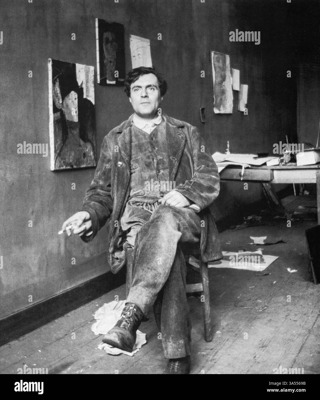 Amedeo Modigliani (1884-1920) nel suo studio di Parigi, ritratto di Paul Guillaume, circa 1915 Foto Stock