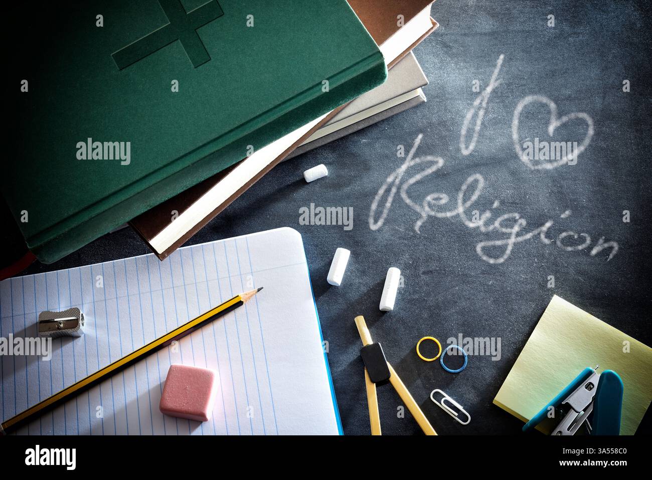 Lavagna con il messaggio che amo la religione con materiale educativo e una Bibbia. Vista dall'alto. Foto Stock
