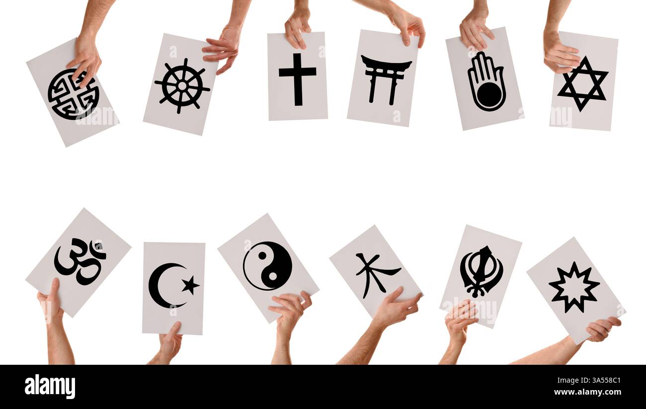 Collezione di mani che reggono segni con simboli sacri di varie religioni del mondo isolati su sfondo bianco. Foto Stock