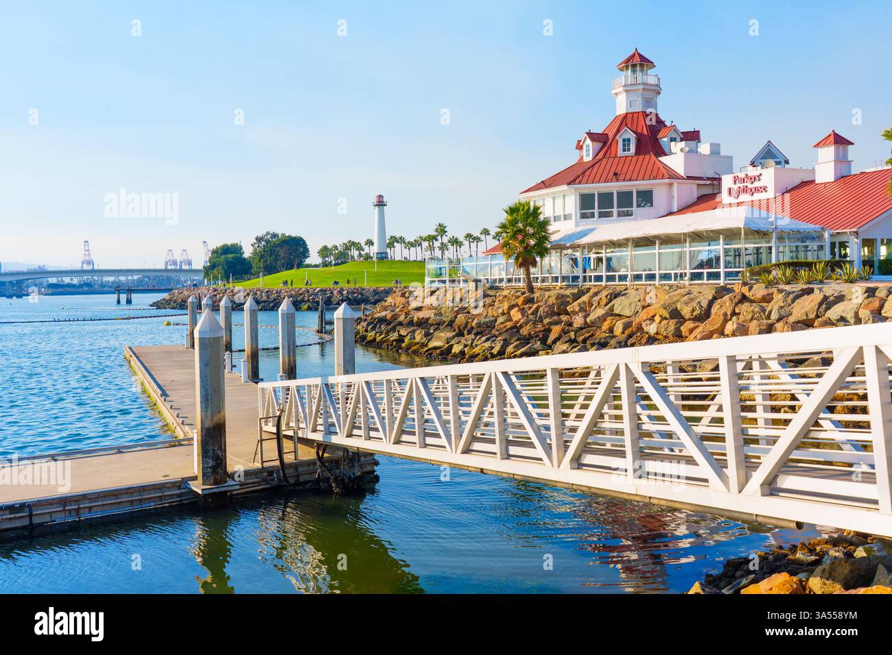 Long Beach, California - 11 gennaio 2025: Vivace scena diurna al faro di Parker, con vista sul mare, molo in legno e palme Foto Stock
