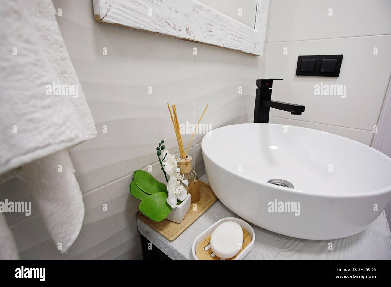 Lavabo rotondo del bagno su una superficie in legno, dettagli interni Foto Stock