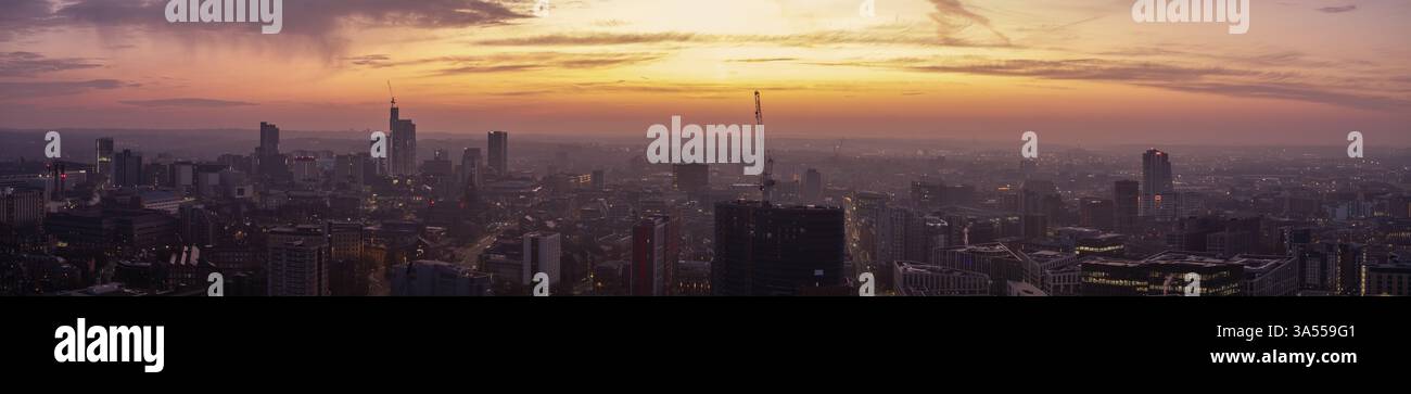 Skyline aereo di Leeds all'alba Foto Stock