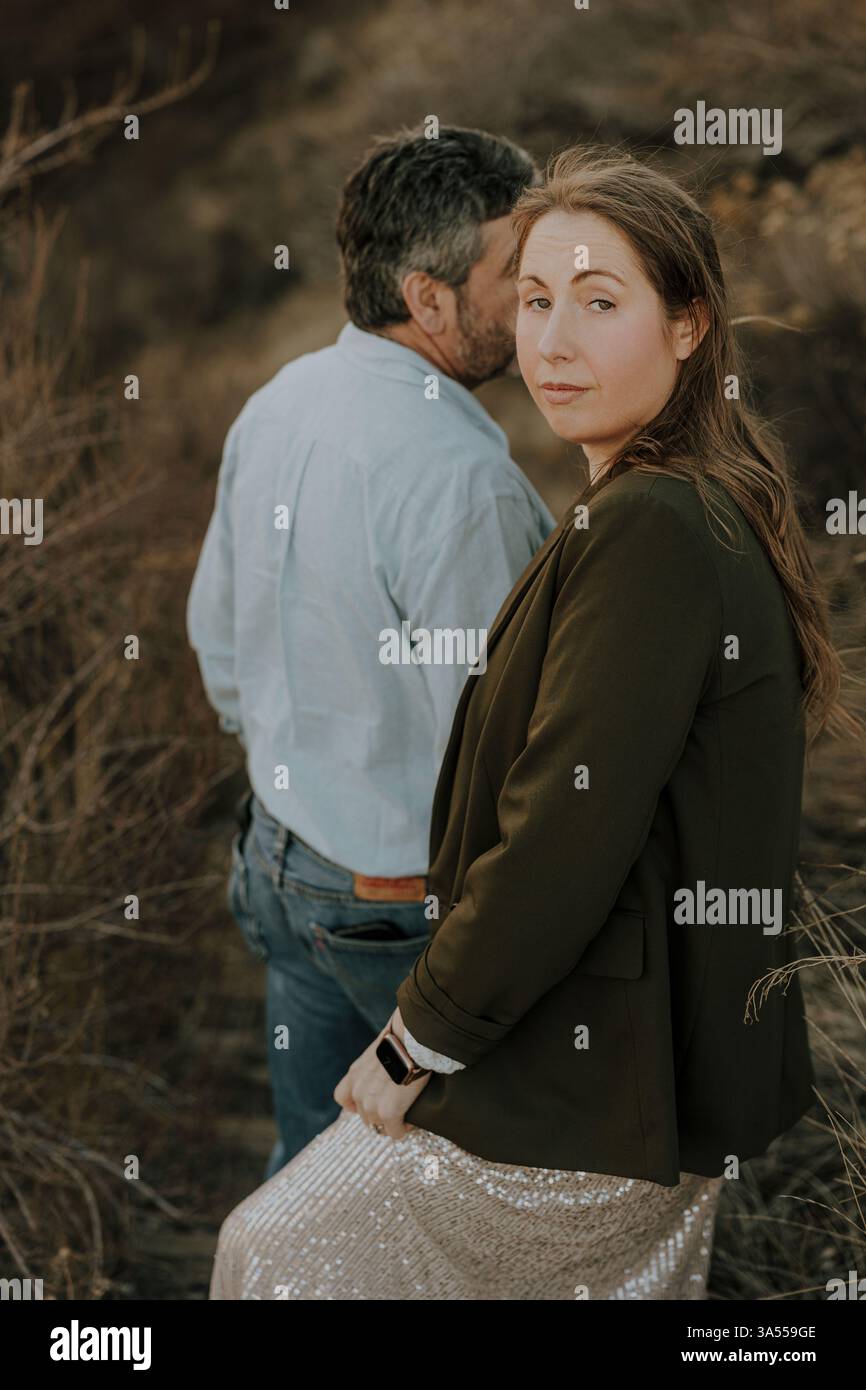 Una donna guarda in alto mentre cammina con un uomo in natura Foto Stock