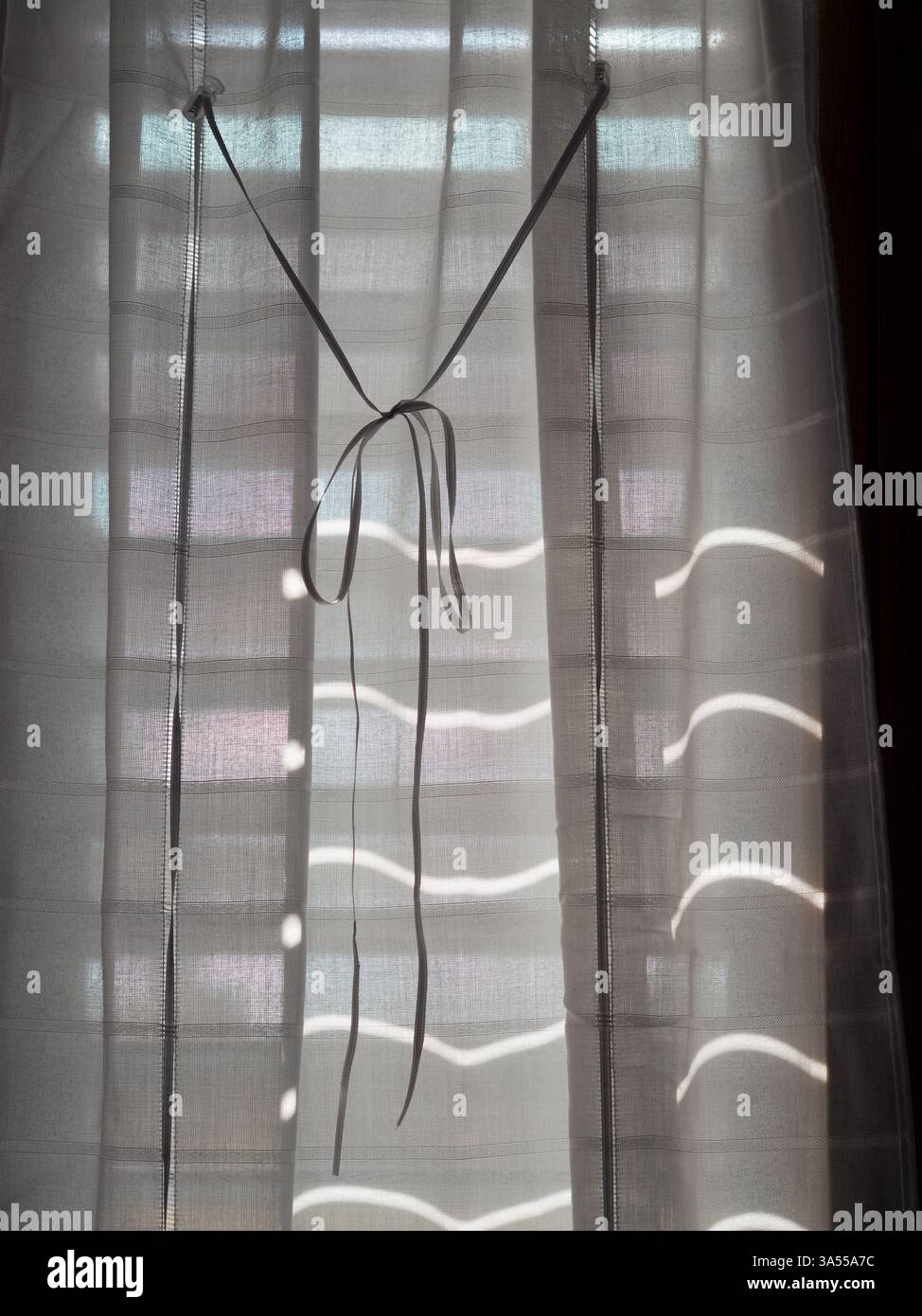 Prua su tende di lino trasparenti, dettaglio finestra italiana Foto Stock
