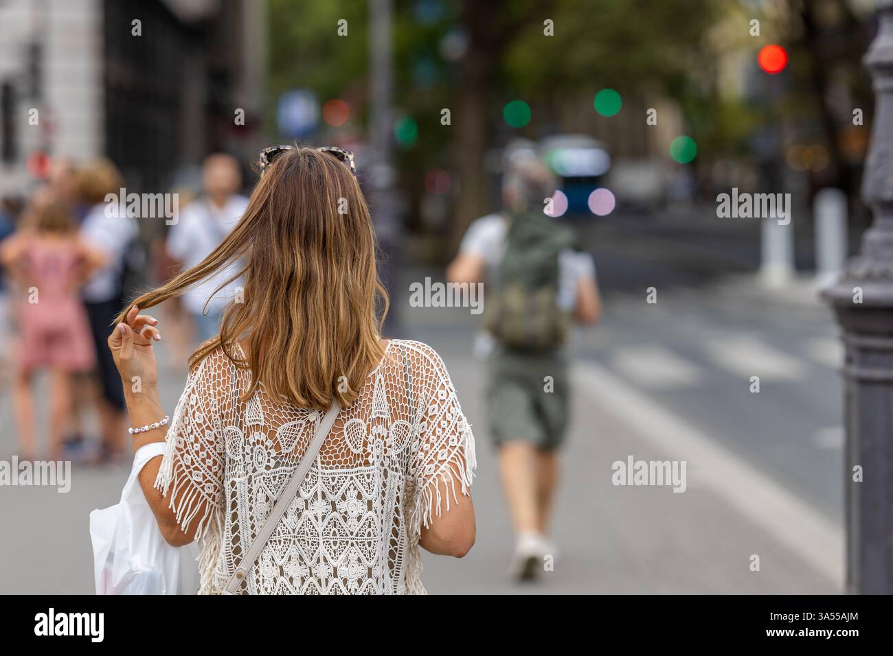 Donna che cammina per le strade di Parigi Foto Stock