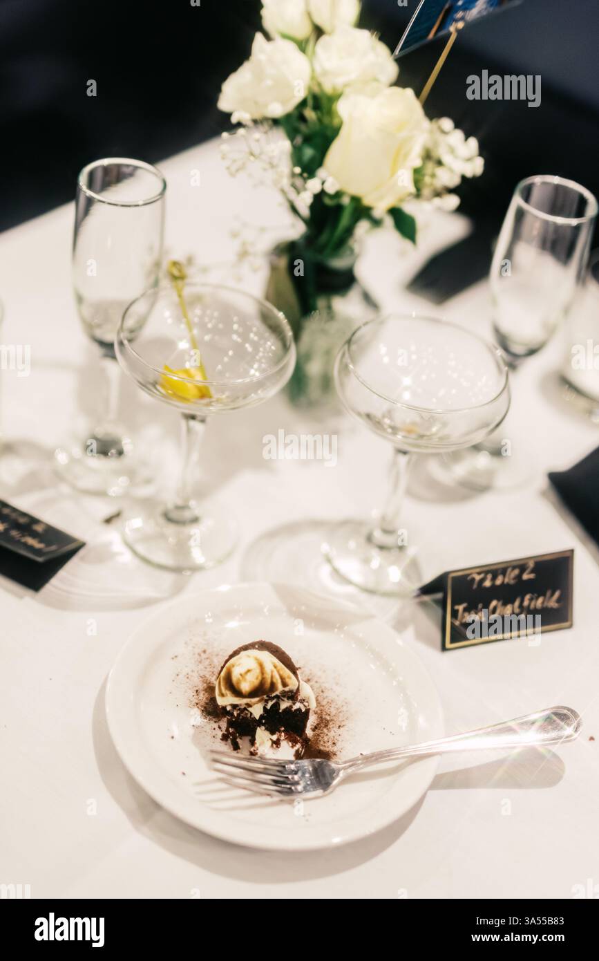 Elegante tavolo da nozze con rose bianche, cocktail vuoti e un Foto Stock