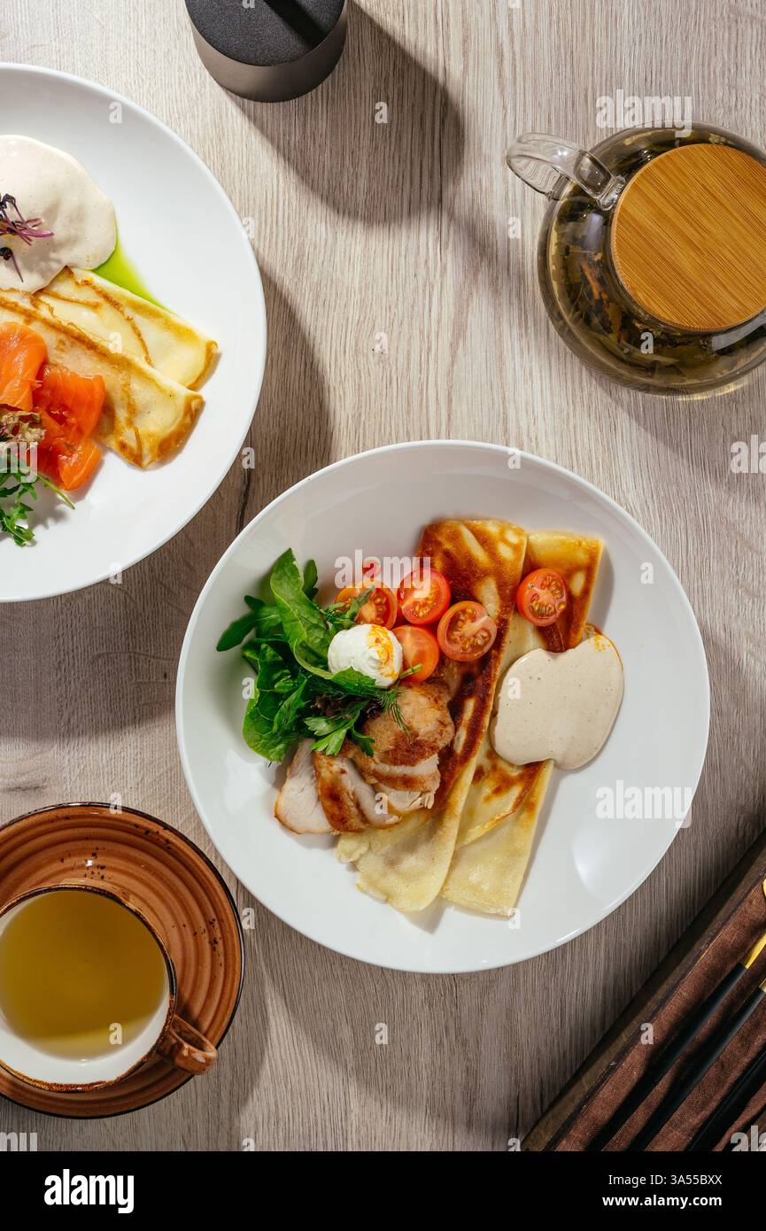 pancake con salsa di filetti di pollo ed erbe aromatiche Foto Stock