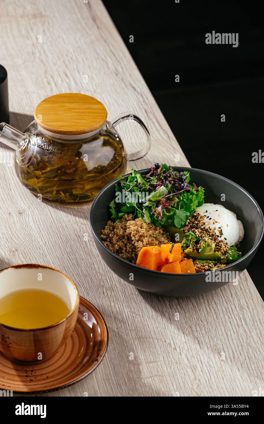 quinoa con uovo in camicia, verdure di sesamo e tè Foto Stock