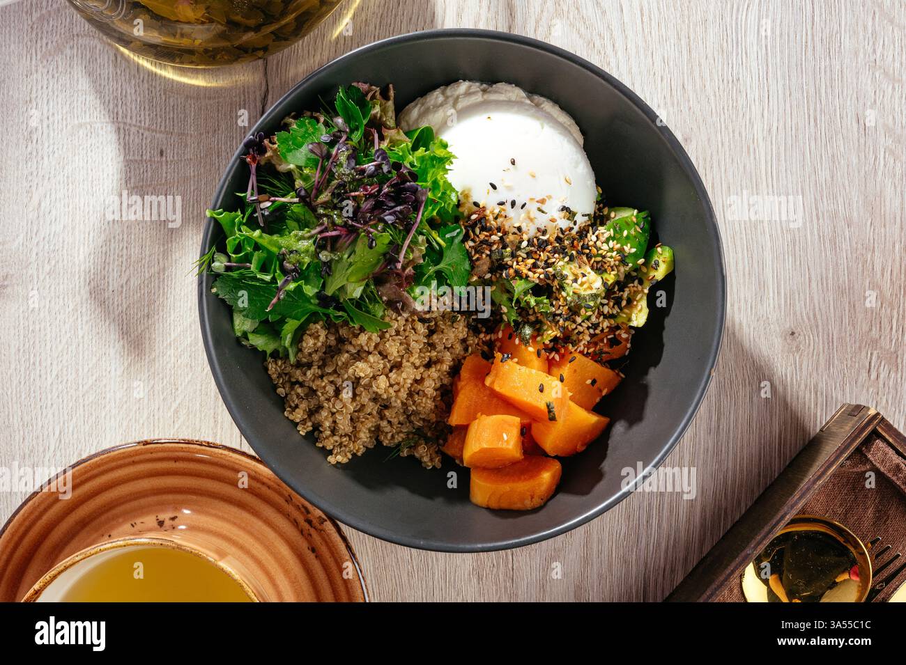 quinoa con uovo in camicia, erbe e sesamo Foto Stock