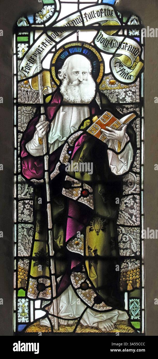 Vetrate colorate di Percy Bacon & Brothers raffiguranti St Barnabas, St Brannock's Church, Braunton, Devon Foto Stock
