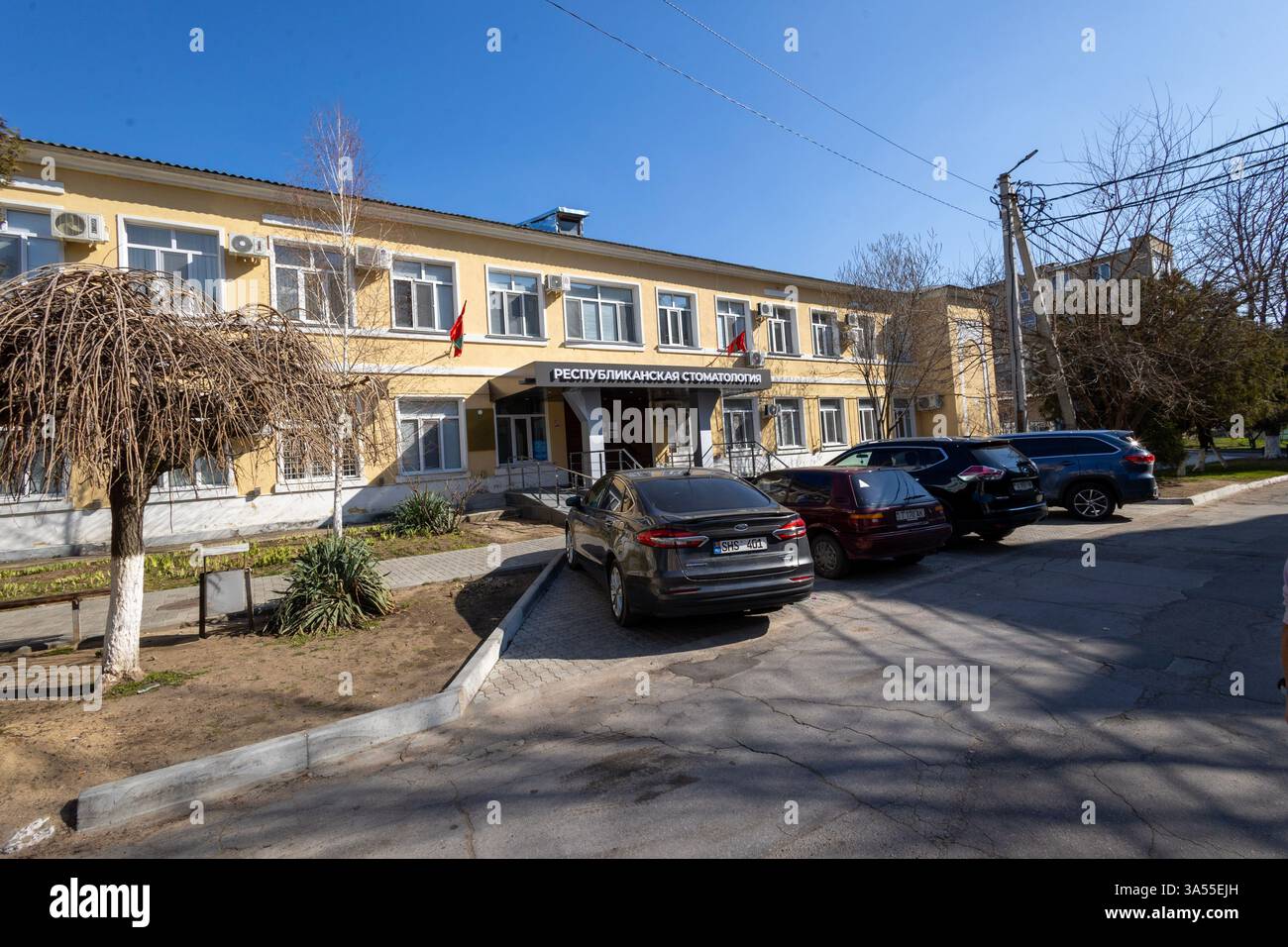 Edificio di cliniche odontoiatriche con bandiere a Tiraspol, Transnistria Foto Stock