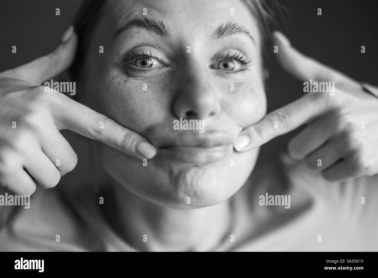 Preoccupazioni di bellezza: Giovane donna che analizza le labbra dopo l'iniezione Foto Stock