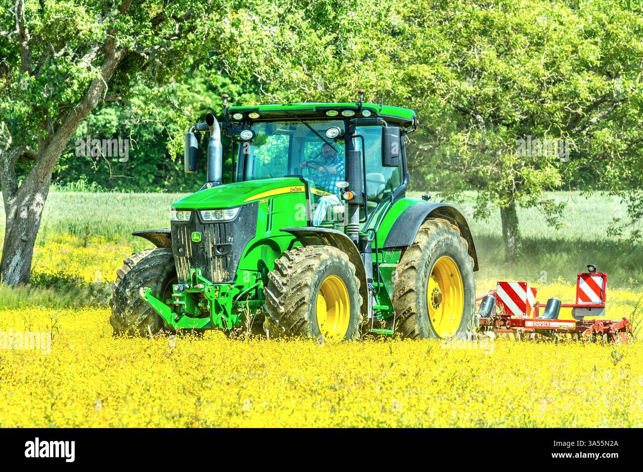 Trattore John Deere 7250R che tira una macchina per la preparazione del terreno Horsch - Indre-et-Loire (37), Francia. Foto Stock