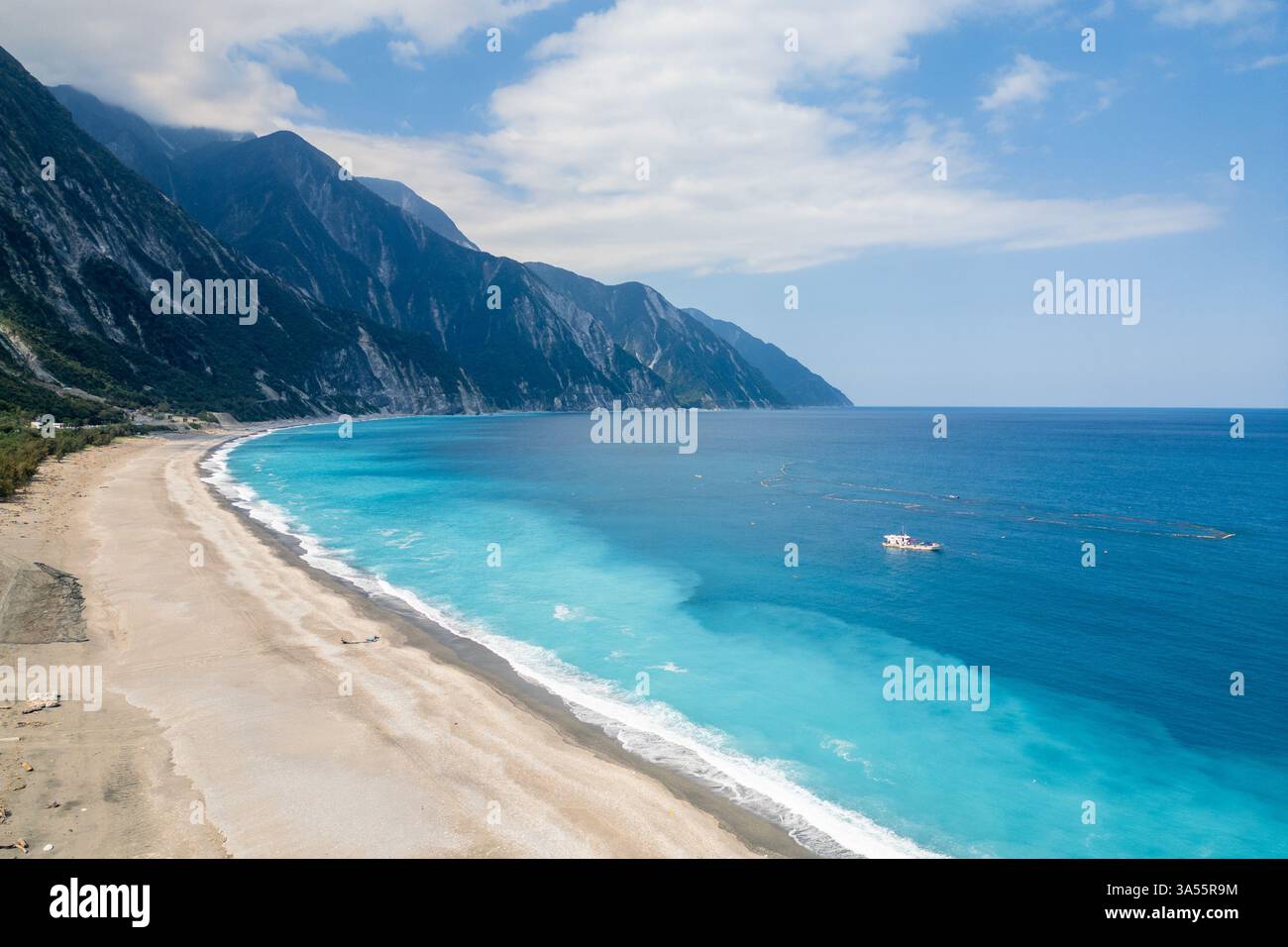 Vista aerea della spiaggia di ghiaia di Chongde situata nella contea di Hualien, Taiwan Foto Stock